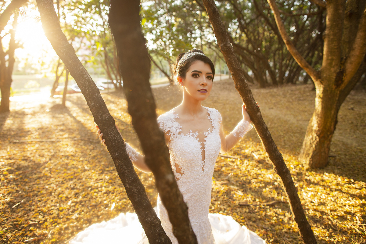 Noiva em por do sol no parque olhos dagua em brasília. Foto feita pelo fotógrafo de casamento Rafael Ohana em Brasília