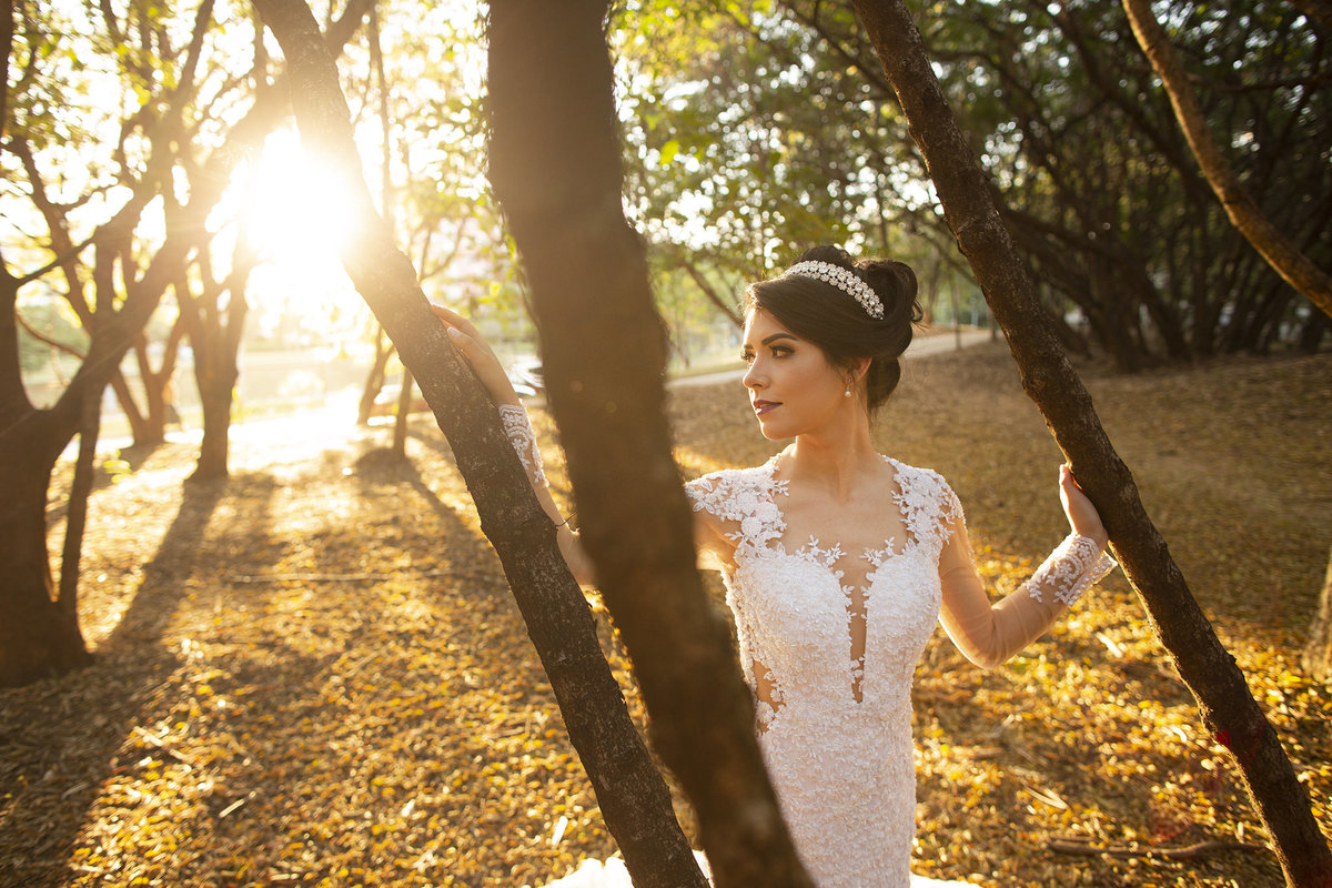 Noiva posando em bosque no parque olhos dagua em brasilia. Foto feita pelo fotógrafo de casamento Rafael Ohana em Brasília
