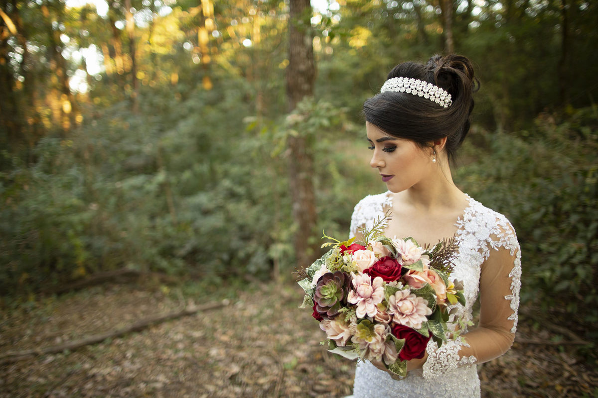 Noiva segurando buque na floresta. Foto feita pelo fotógrafo de casamento Rafael Ohana em Brasília