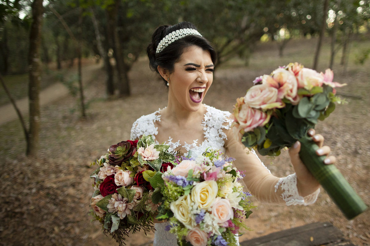 Noiva escolhendo buque para seu casamento. Foto feita pelo fotógrafo de casamento Rafael Ohana em Brasília