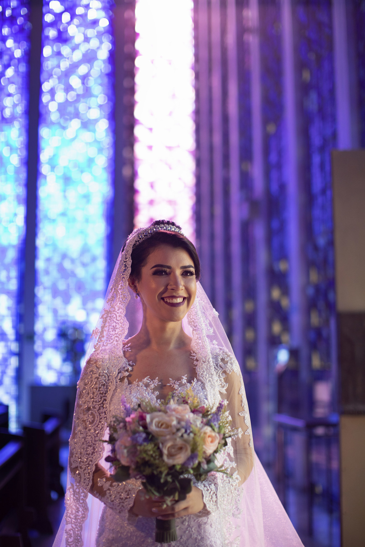 Noiva sorrindo dentro do santuário Dom Bosco. Foto feita pelo fotógrafo de casamento Rafael Ohana em Brasília