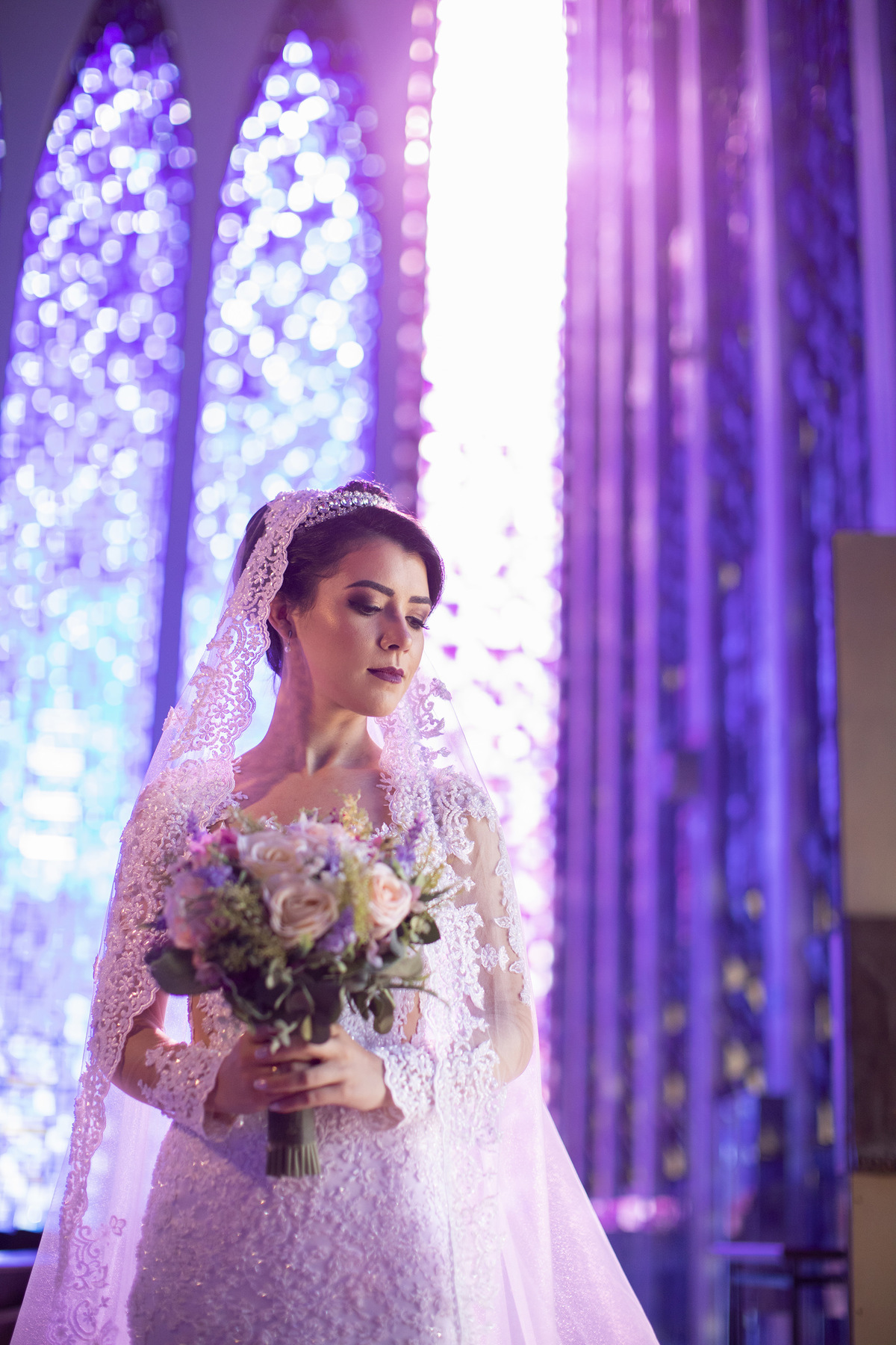 Noiva dentro do santuário dom bosco. Foto feita pelo fotógrafo de casamento Rafael Ohana em Brasília