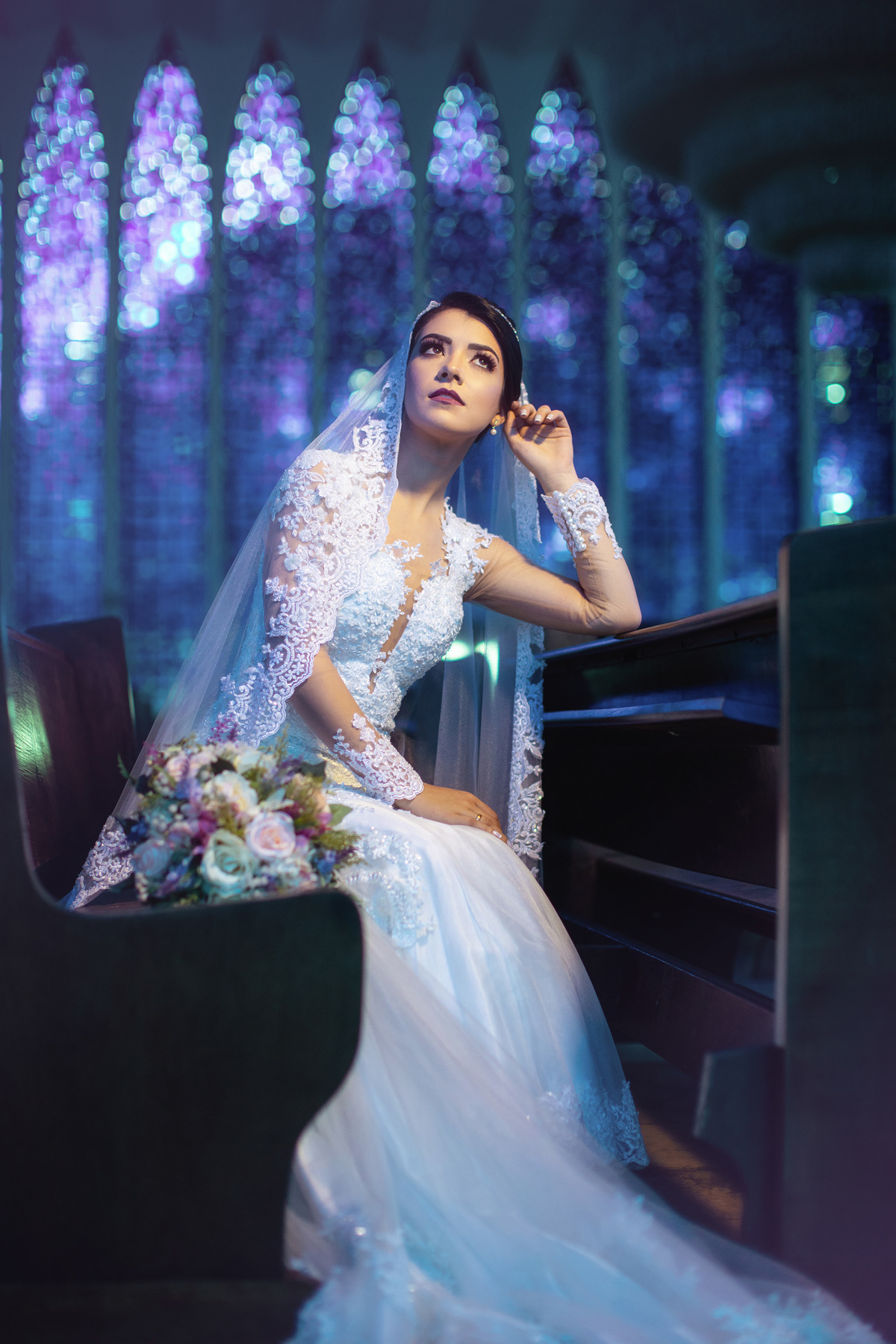 Noiva descansando dentro do santuário dom bosco. Foto feita pelo fotógrafo de casamento Rafael Ohana em Brasília