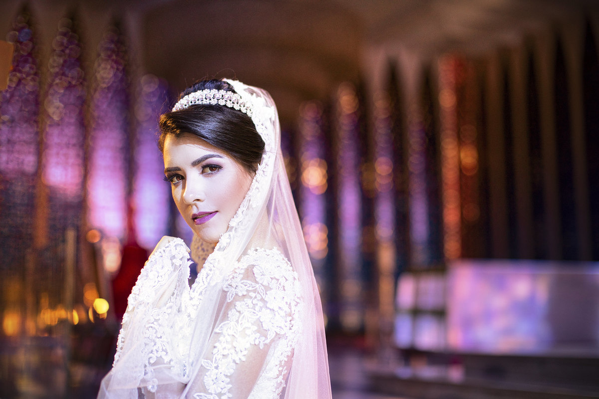 Noiva posando dentro do santuário dom bosco em brasilia. Foto feita pelo fotógrafo de casamento Rafael Ohana em Brasília