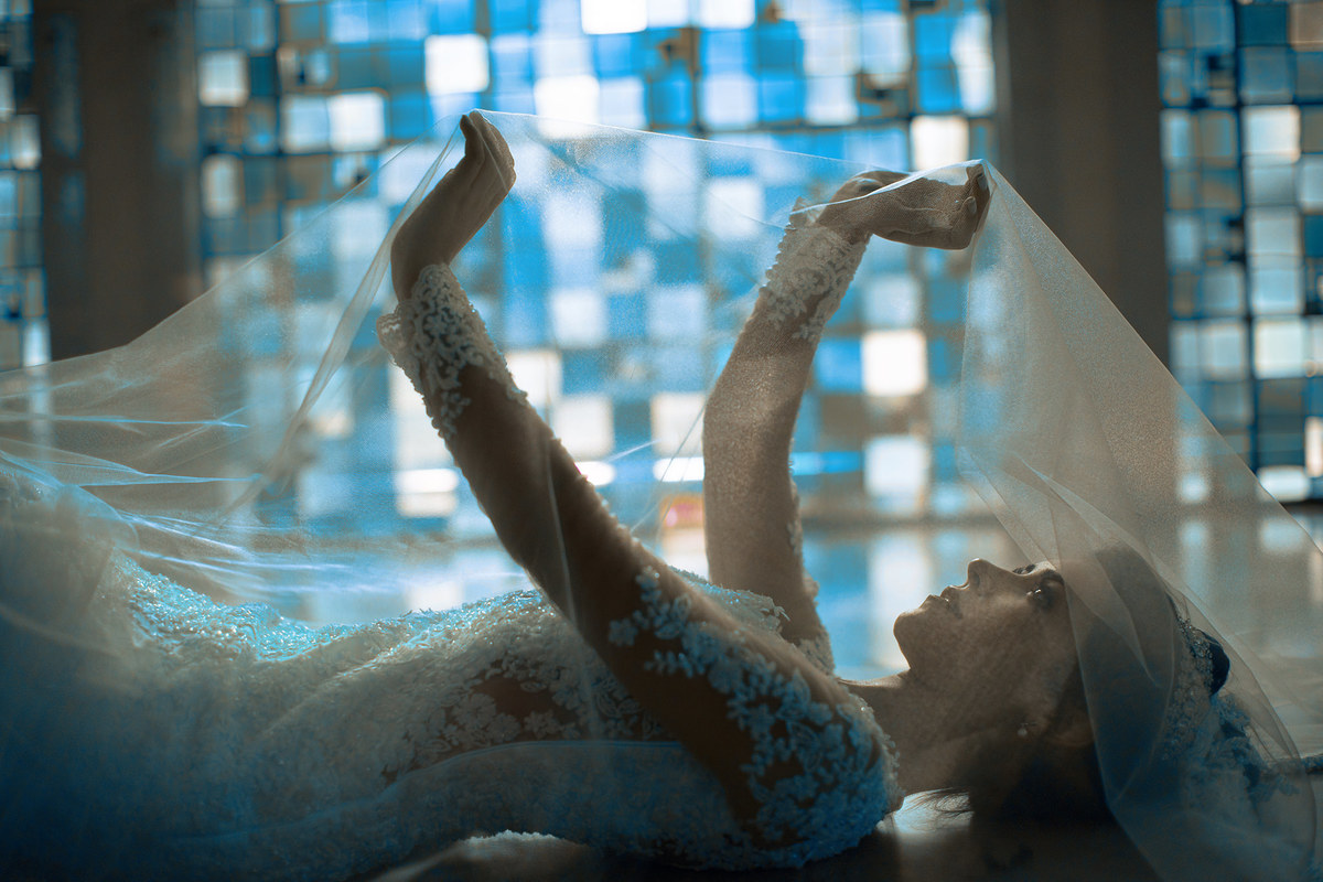 Noiva deitada no chão no santuario dom bosco. Foto feita pelo fotógrafo de casamento Rafael Ohana em Brasília