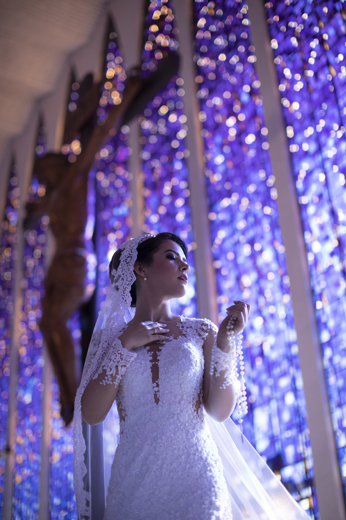 Ensaio de noiva dentro do santuário dom bosco. Foto feita pelo fotógrafo de casamento Rafael Ohana em Brasília
