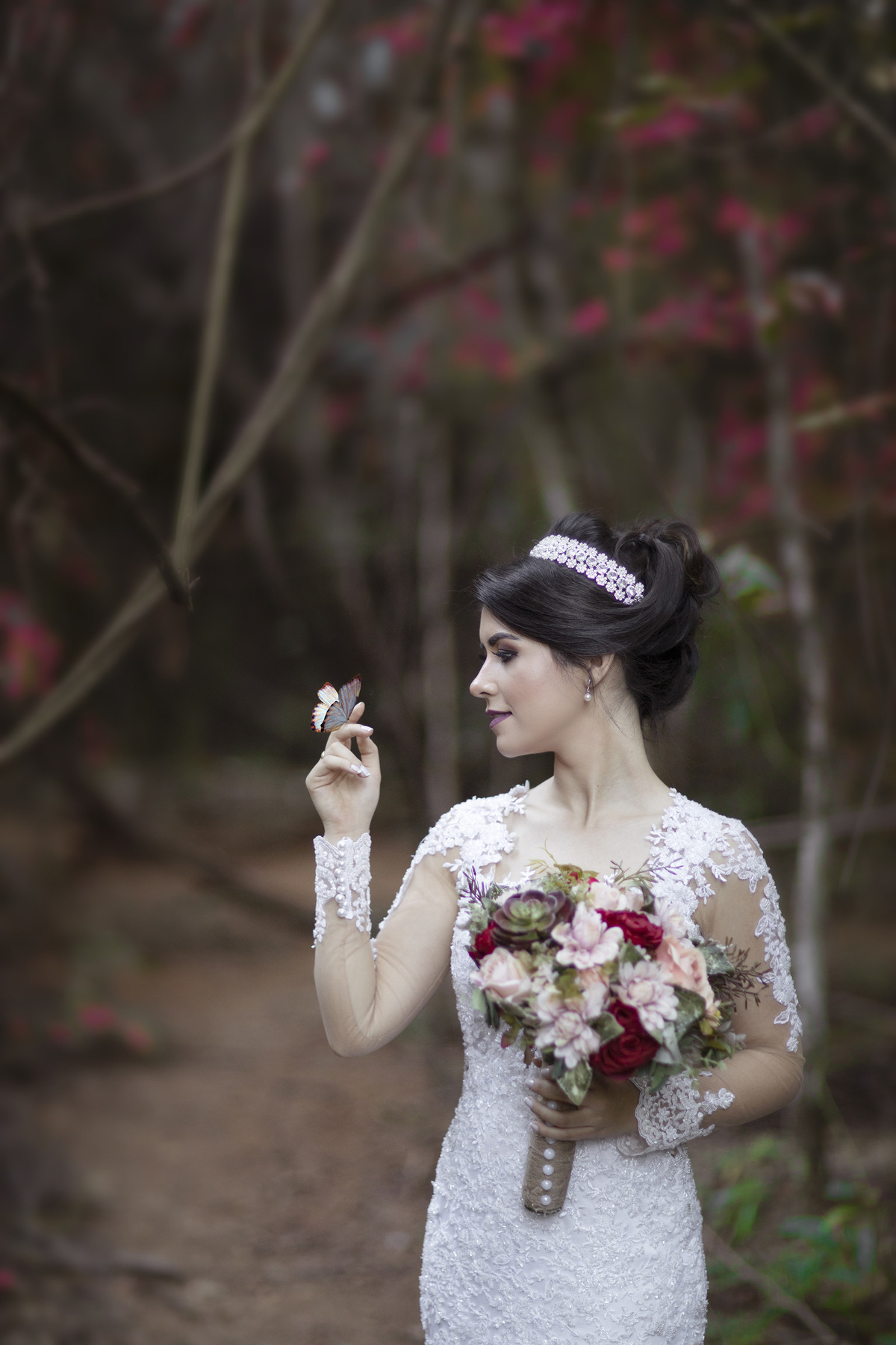 Noiva com borboleta na floresta. Foto feita pelo fotógrafo de casamento Rafael Ohana em Brasília