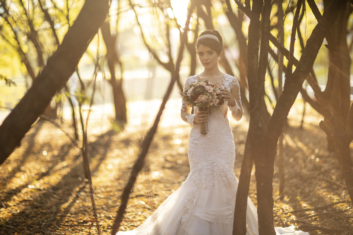 Noiva segurando buque no bosque em parque olhos dagua. Foto feita pelo fotógrafo de casamento Rafael Ohana em Brasília
