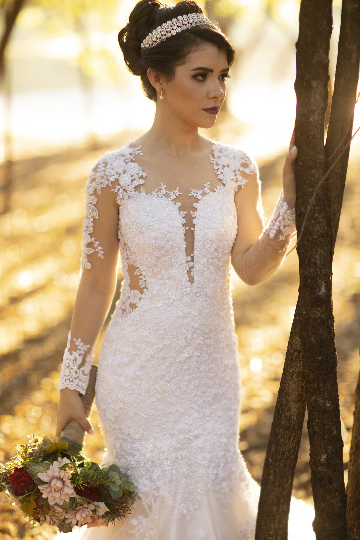 Noiva segurando arvore. Foto feita pelo fotógrafo de casamento Rafael Ohana em Brasília