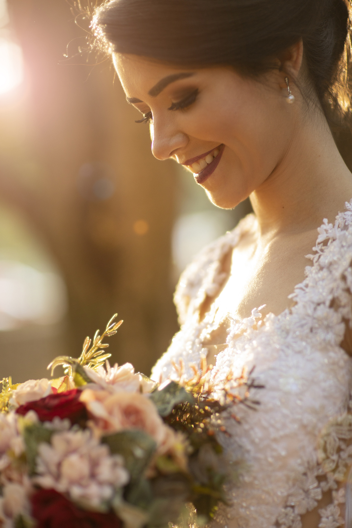 Noiva sorrindo com seu buque. Foto feita pelo fotógrafo de casamento Rafael Ohana em Brasília