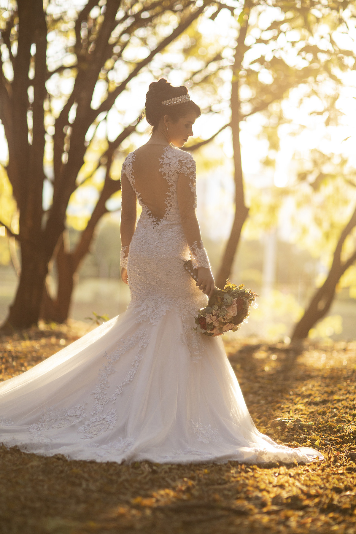 Noiva de costas segurando buque de flores. Foto feita pelo fotógrafo de casamento Rafael Ohana em Brasília