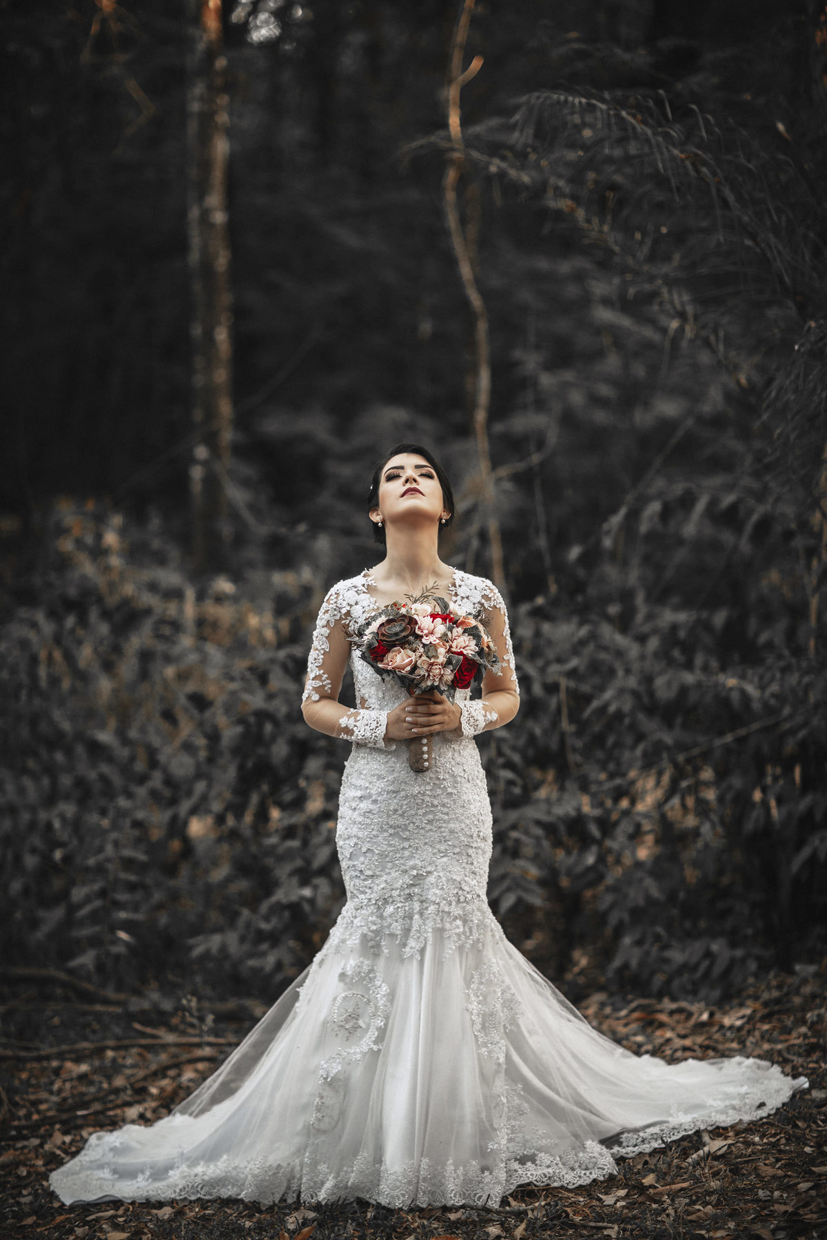 Noiva segurando buque em floresta. Foto feita pelo fotógrafo de casamento Rafael Ohana em Brasília