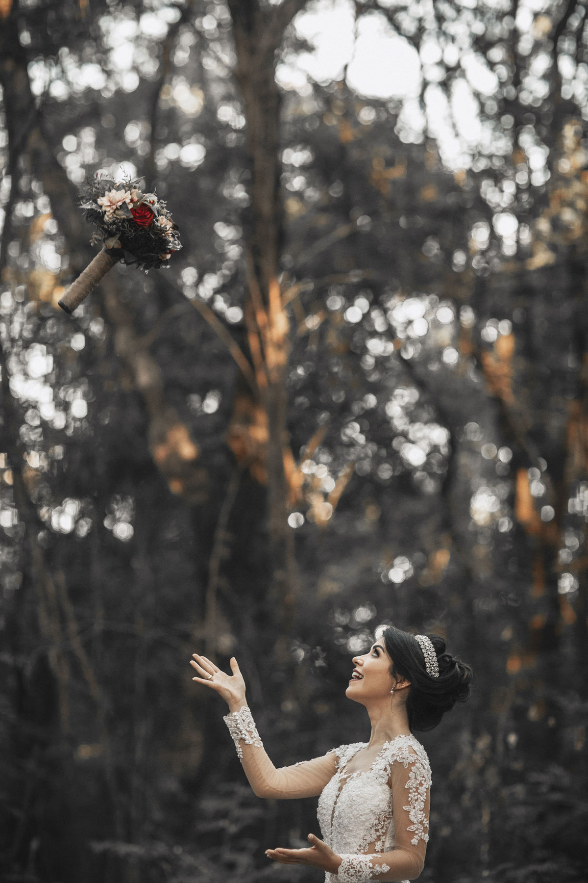 Noiva jogando buque pra cima. Foto feita pelo fotógrafo de casamento Rafael Ohana em Brasília