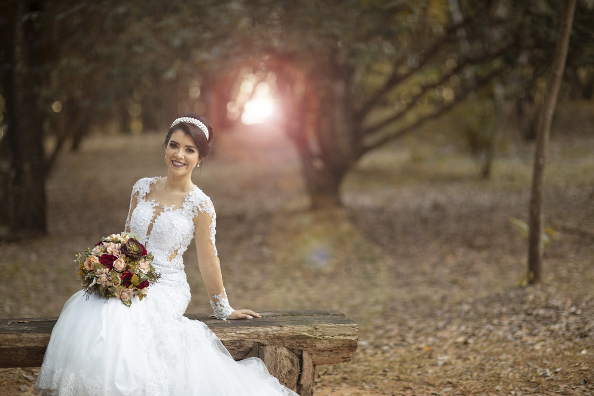 Noiva sentada em banco do parque. Foto feita pelo fotógrafo de casamento Rafael Ohana em Brasília