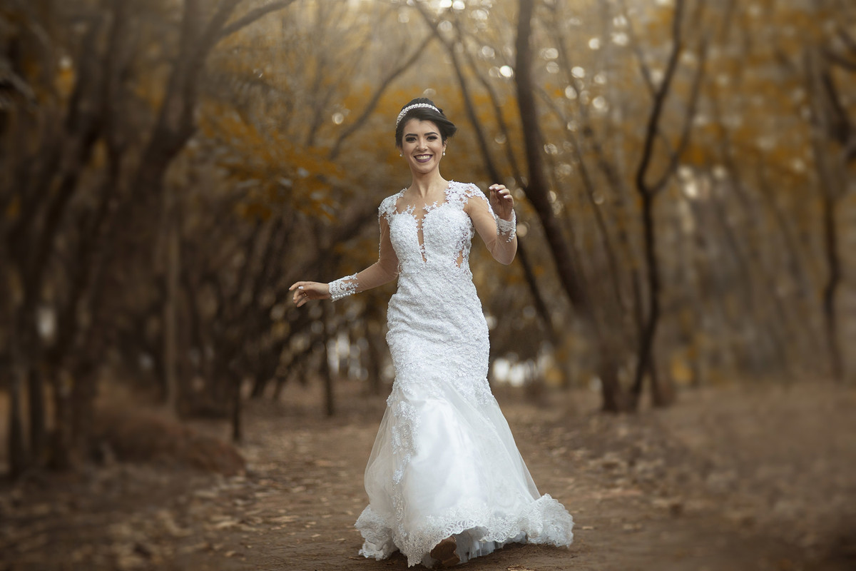 Noiva correndo no parque olhosdagua. Foto feita pelo fotógrafo de casamento Rafael Ohana em Brasília