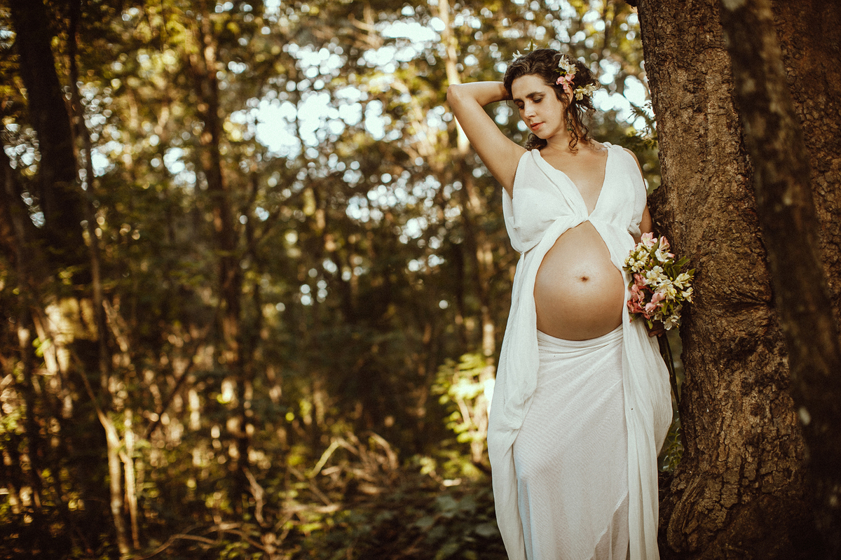 Grávida na floresta. Ensaio fotográfico feito pelo fotógrafo de gestante Rafael Ohana no parque olhos d´água em Brasília-DF