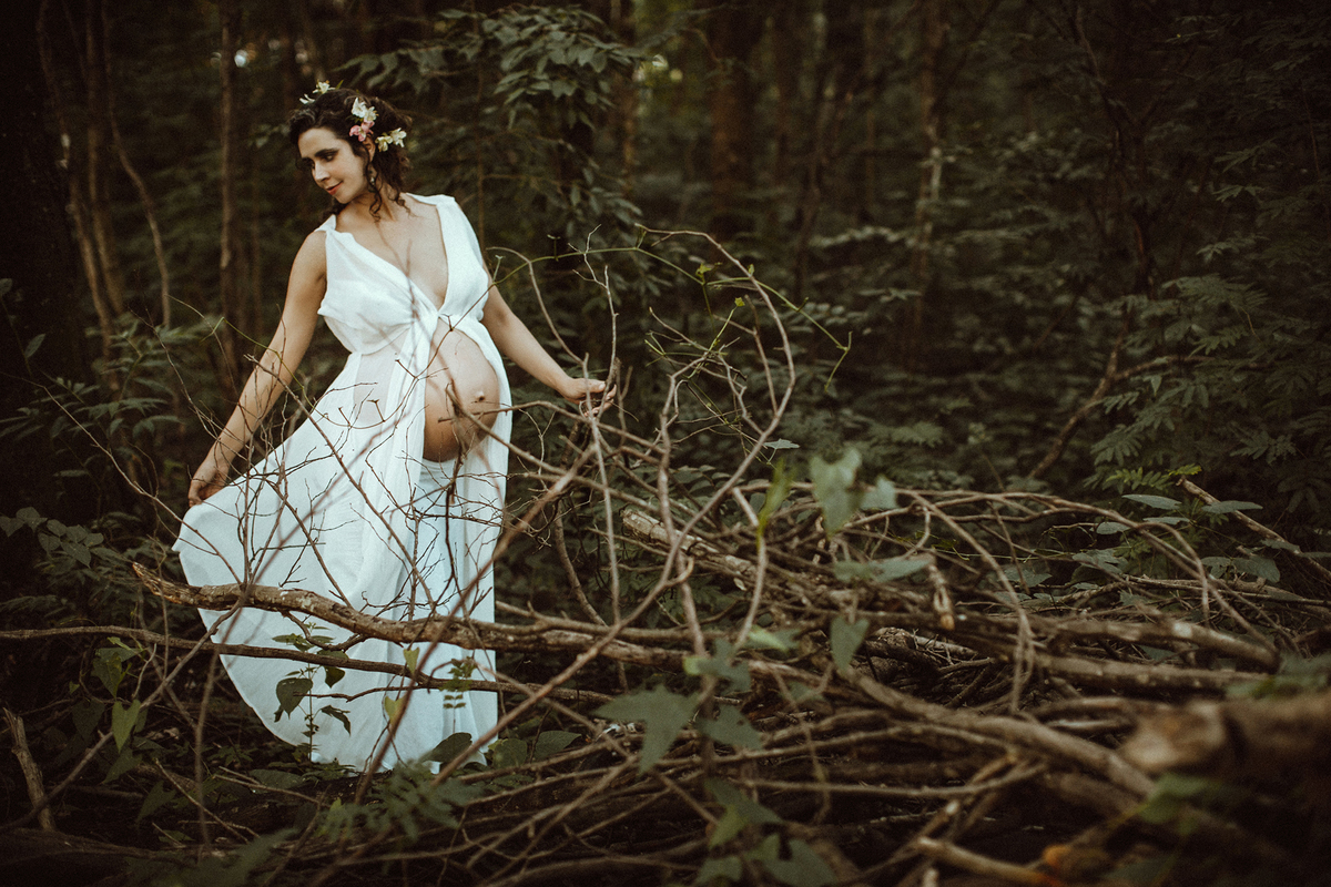 Grávida dançando na floresta. Ensaio fotográfico feito pelo fotógrafo de gestante Rafael Ohana no parque olhos d´água em Brasília-DF