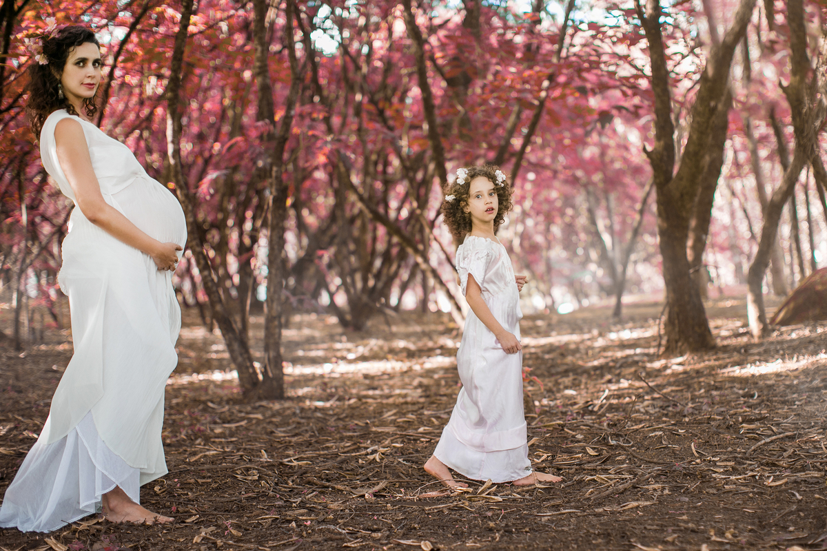 Grávida passeando com sua filha no bosque. Ensaio de grávida feito pelo fotógrafo de gestante Rafael Ohana em Brasília-DF