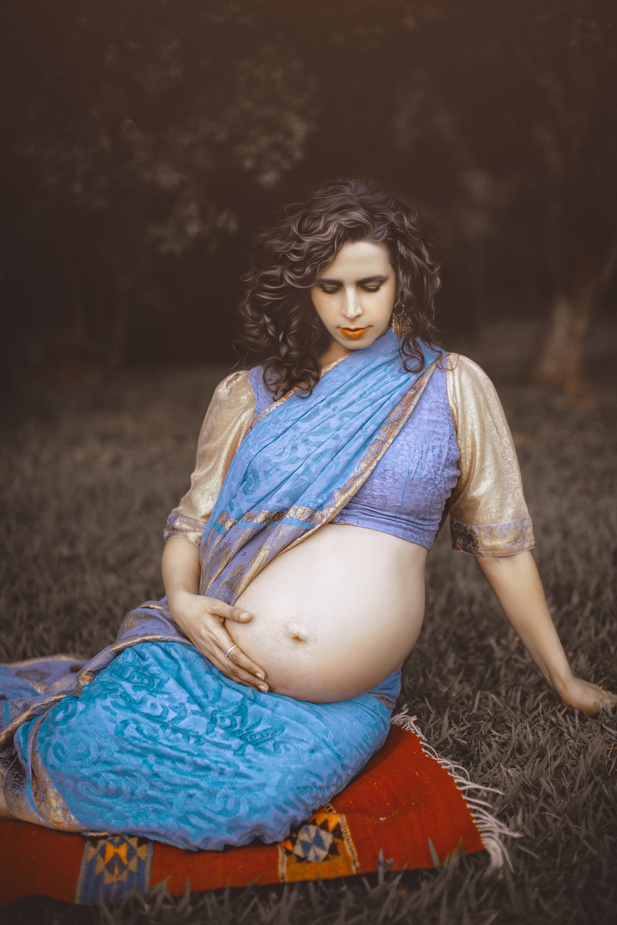 Grávida indiana posando. Ensaio fotográfico feito pelo fotógrafo de gestante Rafael Ohana no parque olhos d´água em Brasília-DF