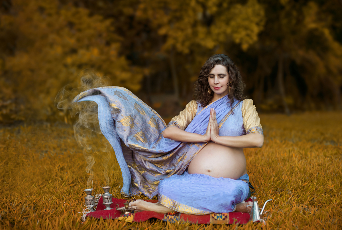 Grávida usando saari meditando. Ensaio fotográfico feito pelo fotógrafo de gestante Rafael Ohana no parque olhos d´água em Brasília-DF