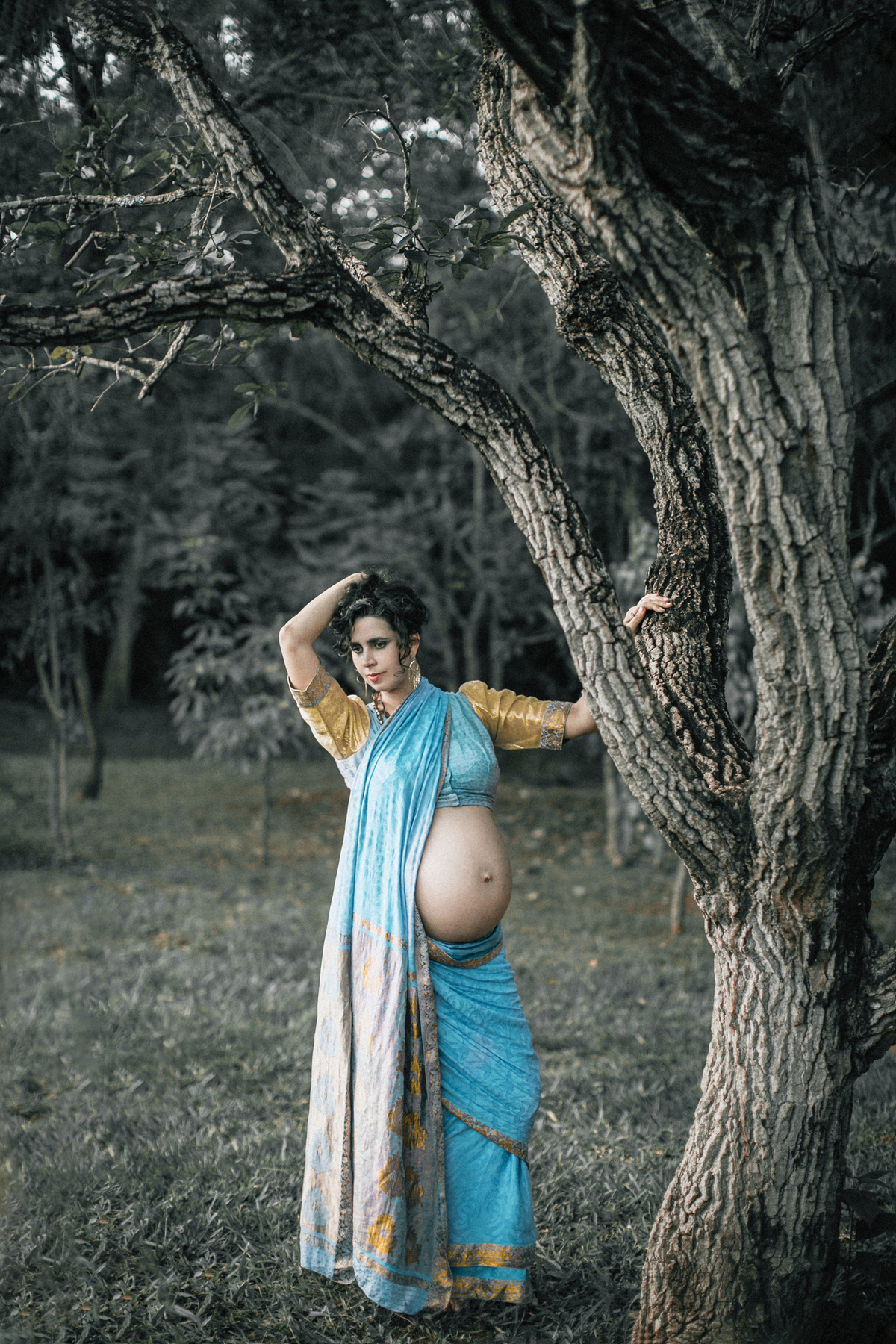 Grávida usando saari meditando. Ensaio fotográfico feito pelo fotógrafo de gestante Rafael Ohana no parque olhos d´água em Brasília-DF