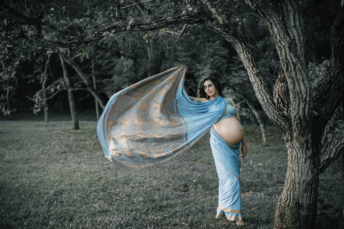 Grávida usando saari meditando. Ensaio fotográfico feito pelo fotógrafo de gestante Rafael Ohana no parque olhos d´água em Brasília-DF