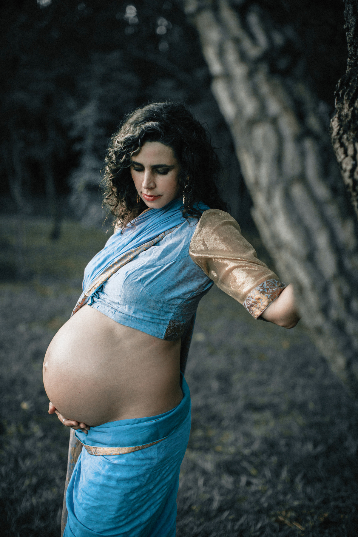Grávida usando saari meditando. Ensaio fotográfico feito pelo fotógrafo de gestante Rafael Ohana no parque olhos d´água em Brasília-DF