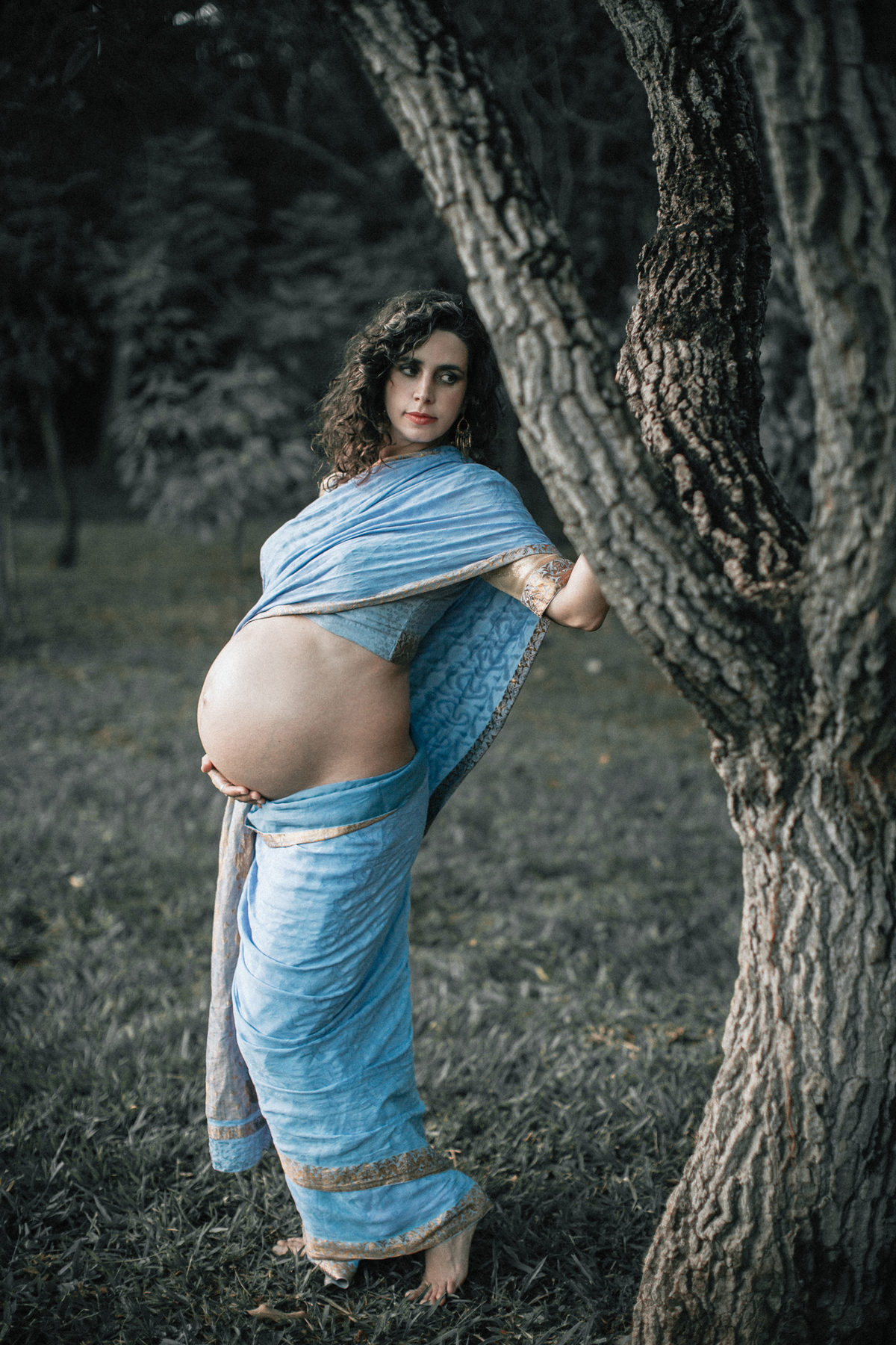 Grávida usando saari meditando. Ensaio fotográfico feito pelo fotógrafo de gestante Rafael Ohana no parque olhos d´água em Brasília-DF