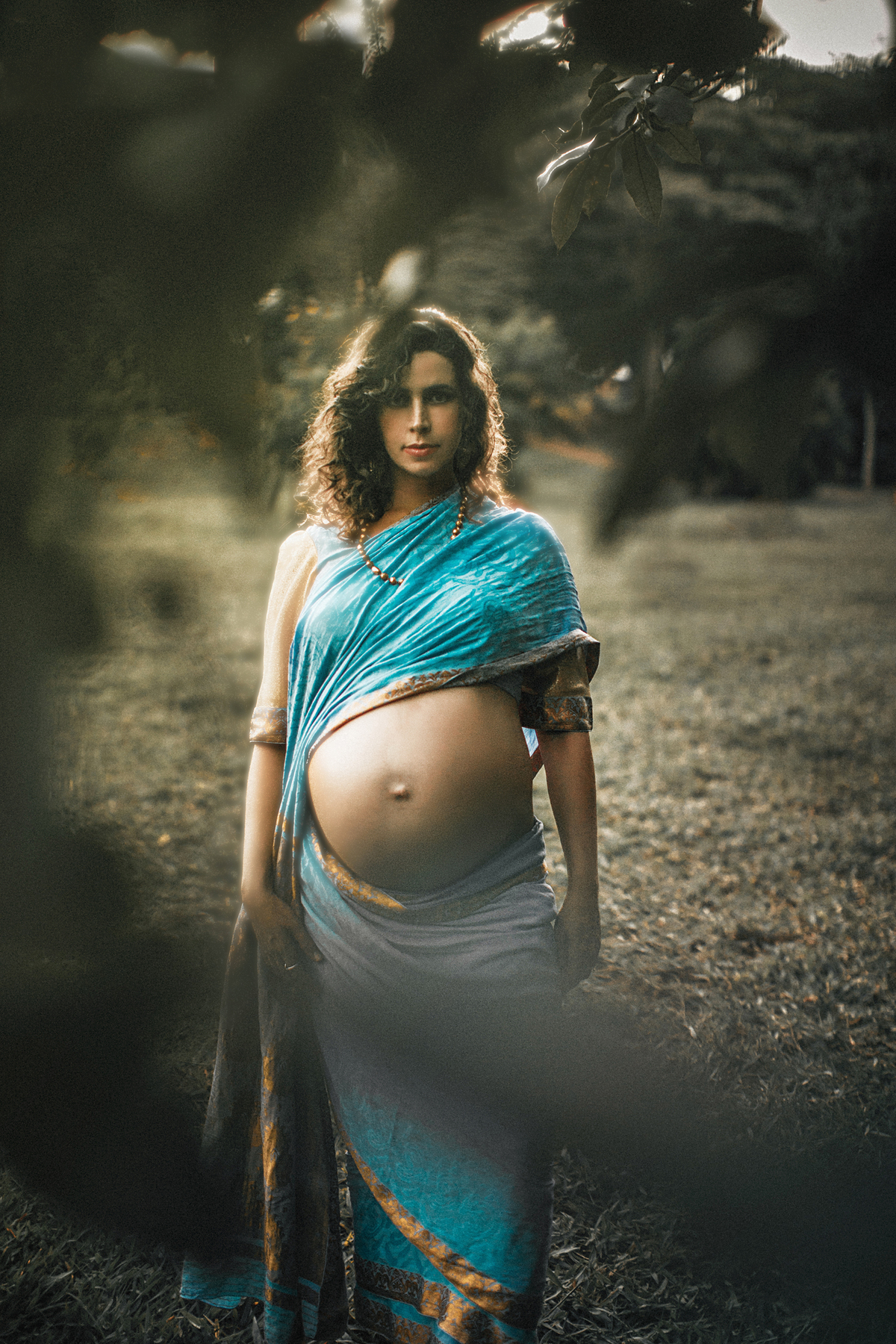 Grávida usando saari meditando. Ensaio fotográfico feito pelo fotógrafo de gestante Rafael Ohana no parque olhos d´água em Brasília-DF