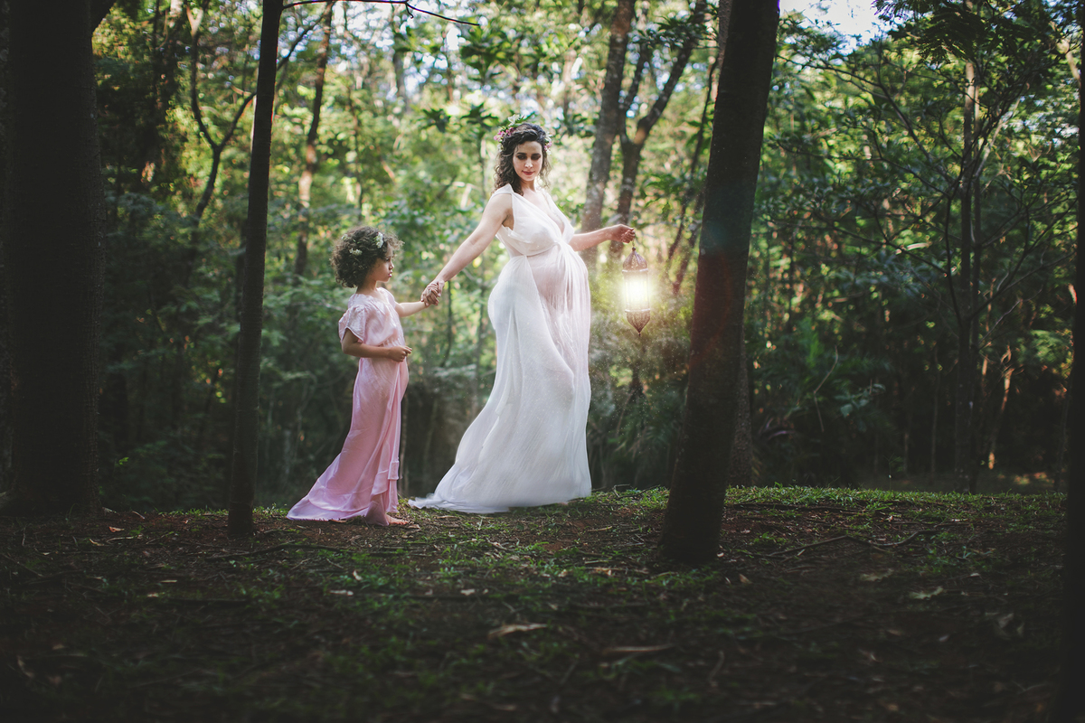 Grávida passeando com sua filha no bosque. Ensaio fotográfico feito pelo fotógrafo de gestante Rafael Ohana no parque olhos d´água em Brasília-DF 
