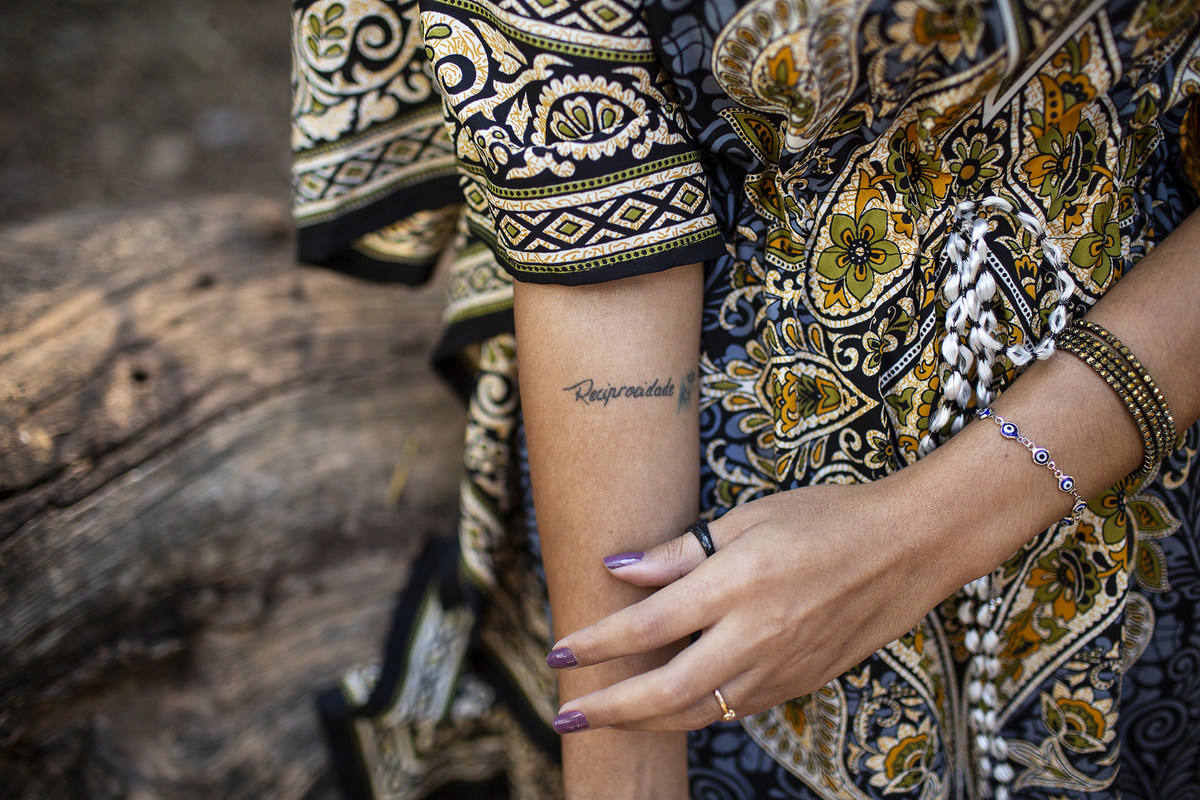 Tatuagem no braço. Ensaio feminino feito pelo fotógrafo Rafael Ohana no Parque Olhos D´água em Brasília-DF 