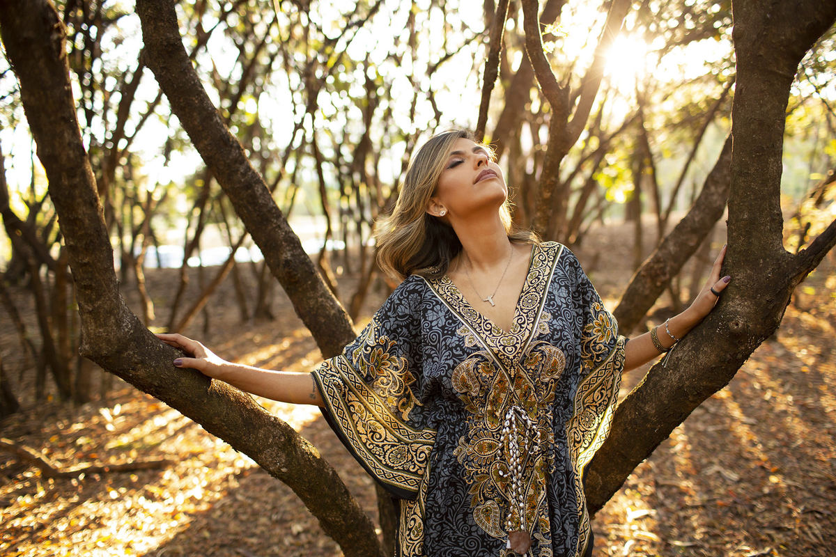 Mulher tomando sol na floresta. Ensaio feminino feito pelo fotógrafo Rafael Ohana no Parque Olhos D´água em Brasília-DF 