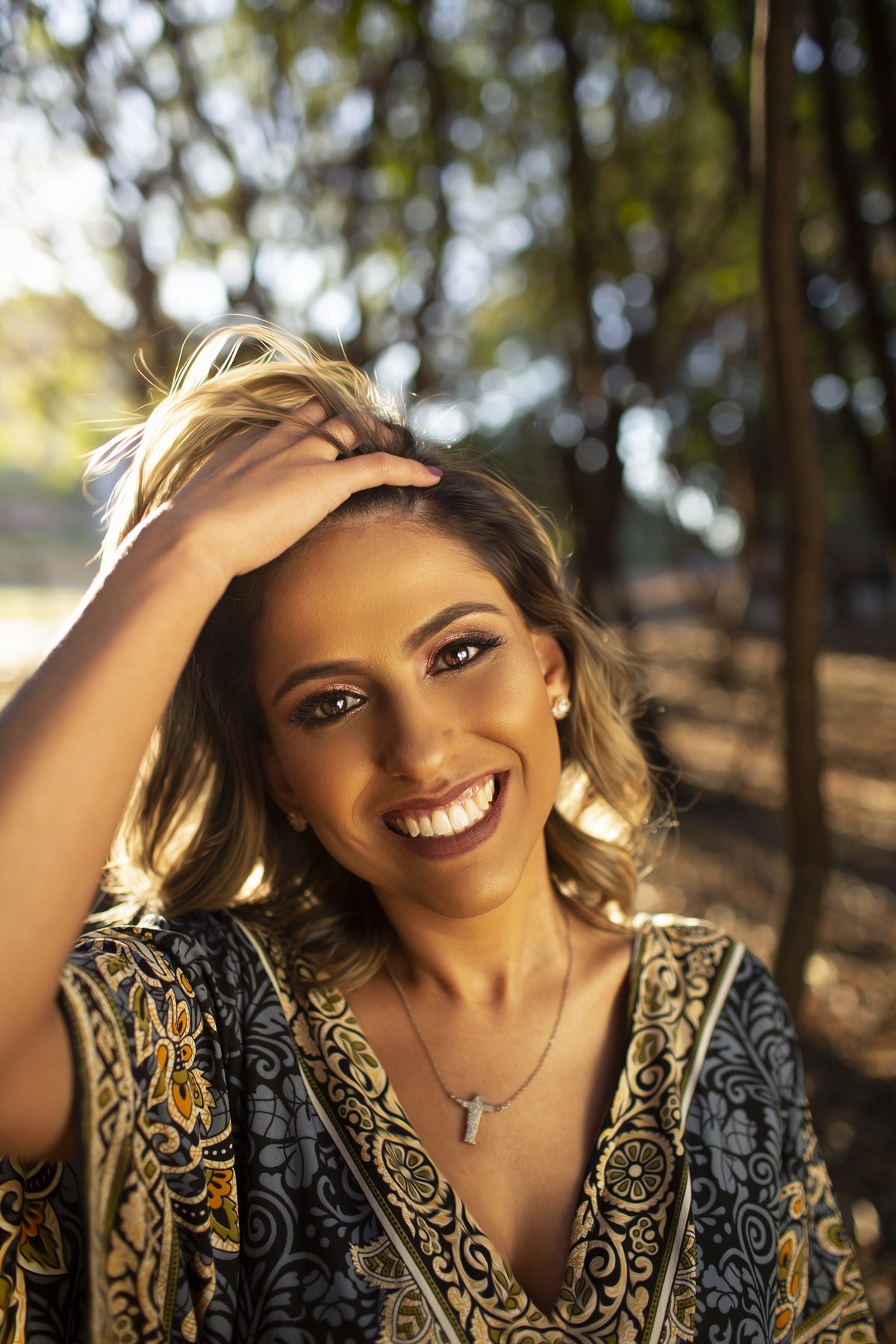 Retrato de mulher sorrindo. Ensaio feminino feito pelo fotógrafo Rafael Ohana no Parque Olhos D´água em Brasília-DF 