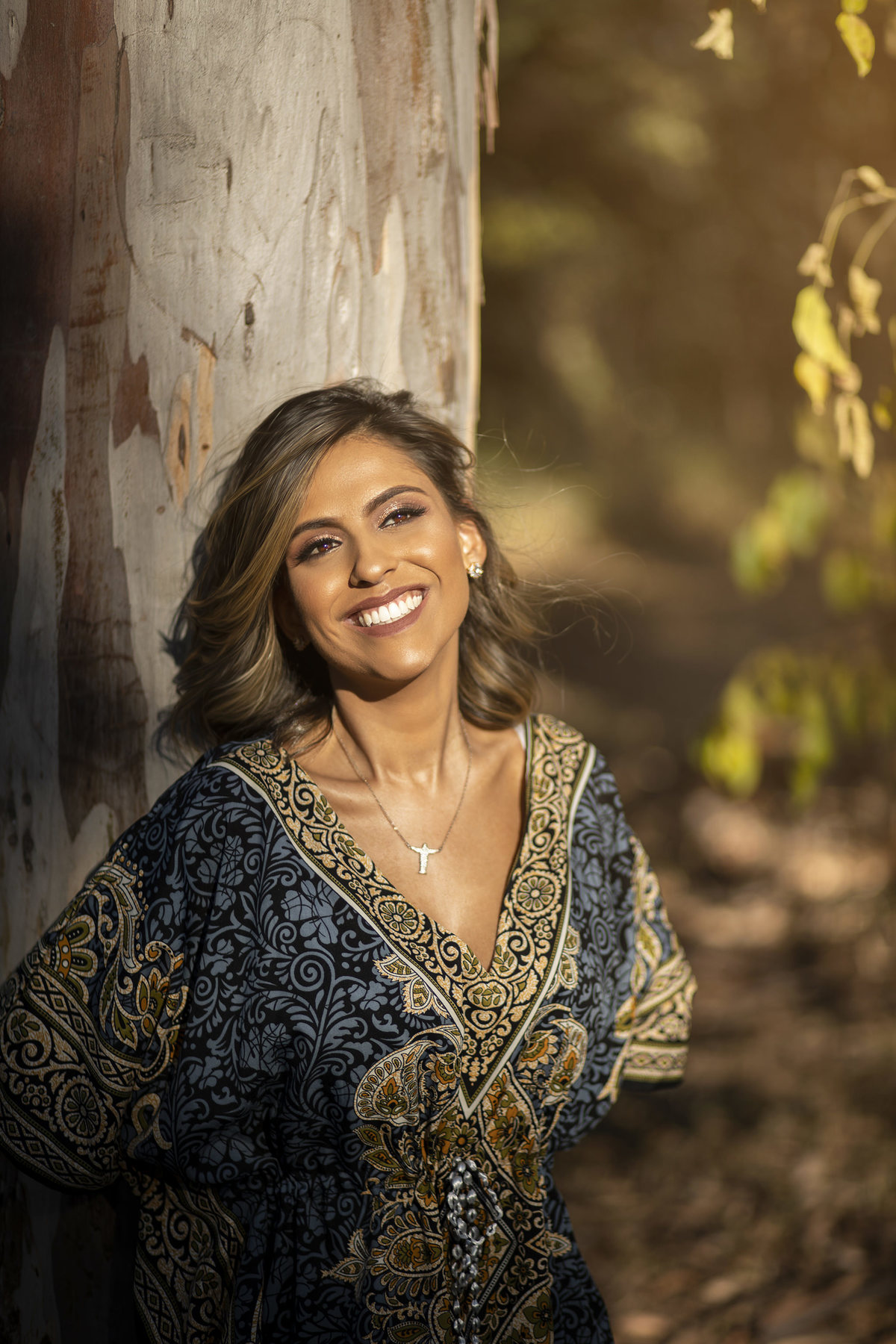 Mulher sorrindo. Ensaio feminino feito pelo fotógrafo Rafael Ohana no Parque Olhos D´água em Brasília-DF 
