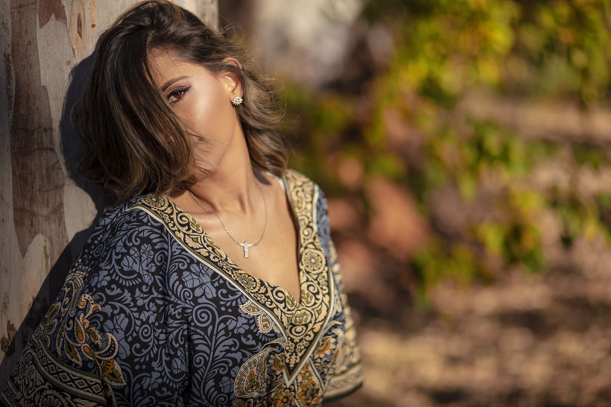 Mulher olhando encostada em uma arvore. Ensaio feminino feito pelo fotógrafo Rafael Ohana no Parque Olhos D´água em Brasília-DF 