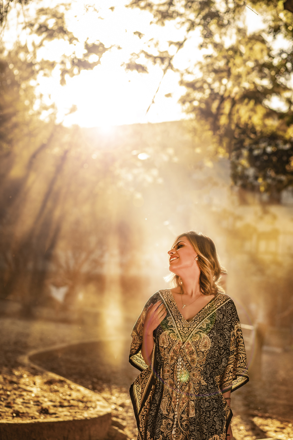 Mulher sorrindo na floresta. Ensaio feminino feito pelo fotógrafo Rafael Ohana no Parque Olhos D´água em Brasília-DF 