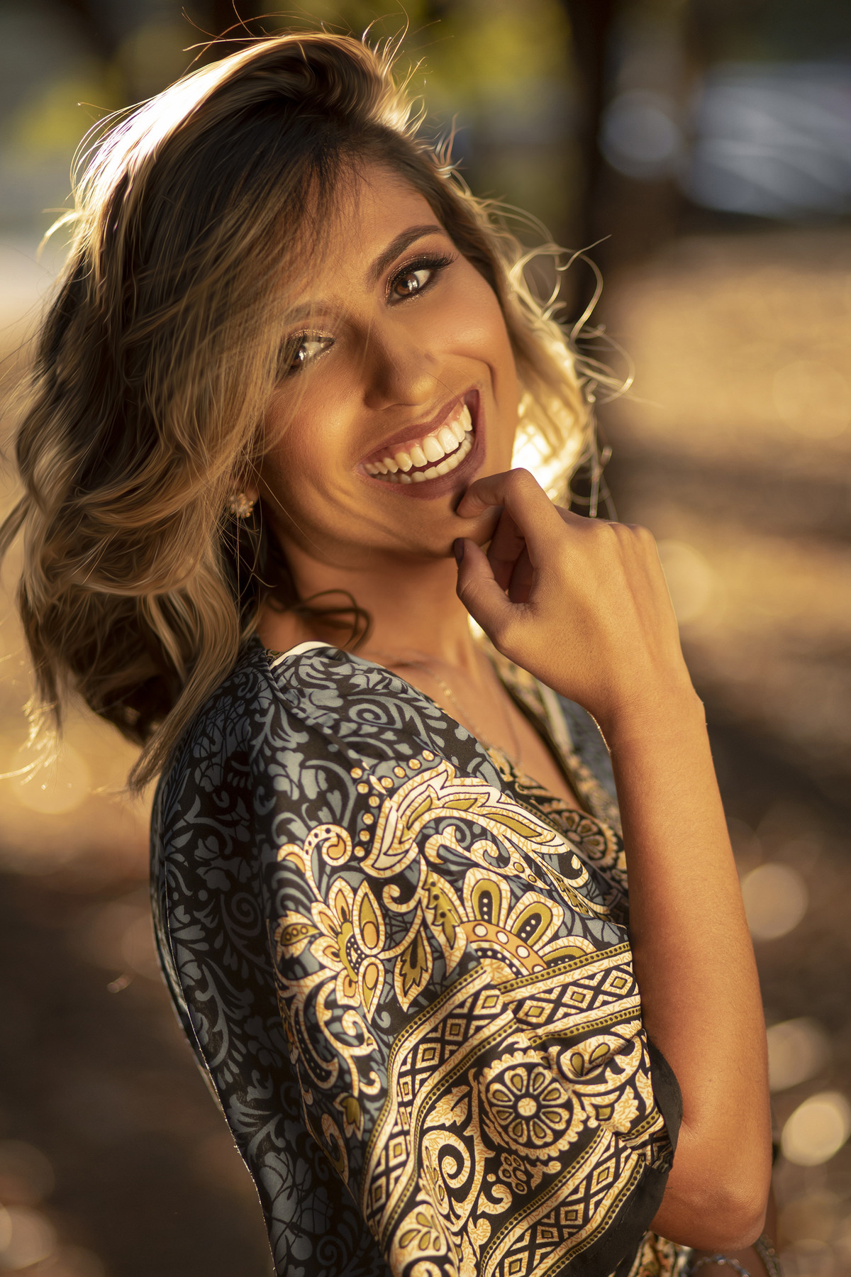 Retrato de mulher loira sorrindo na floresta. Ensaio feminino feito pelo fotógrafo Rafael Ohana no Parque Olhos D´água em Brasília-DF 