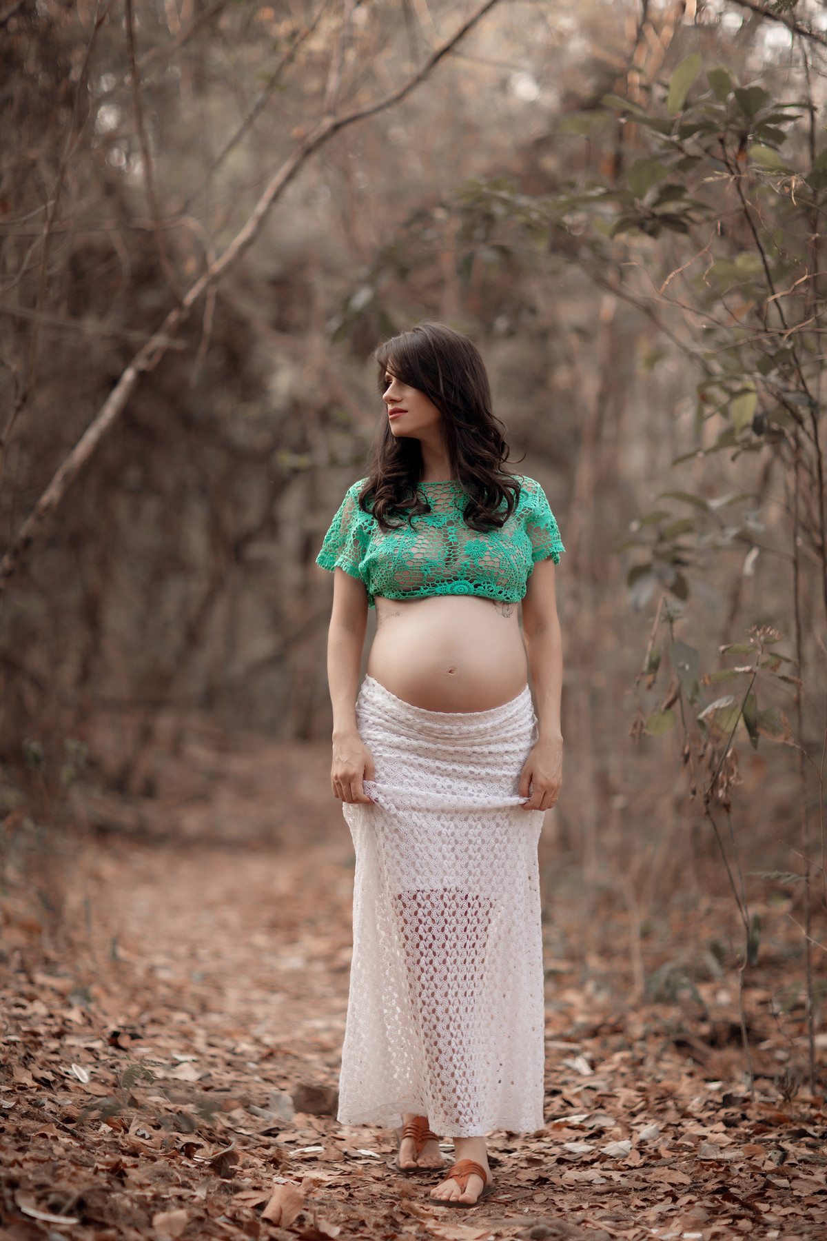 Grávida andando na floresta. Foto feita pelo fotógrafo Rafael Ohana no parque Olhos D´água em Brasília-DF.