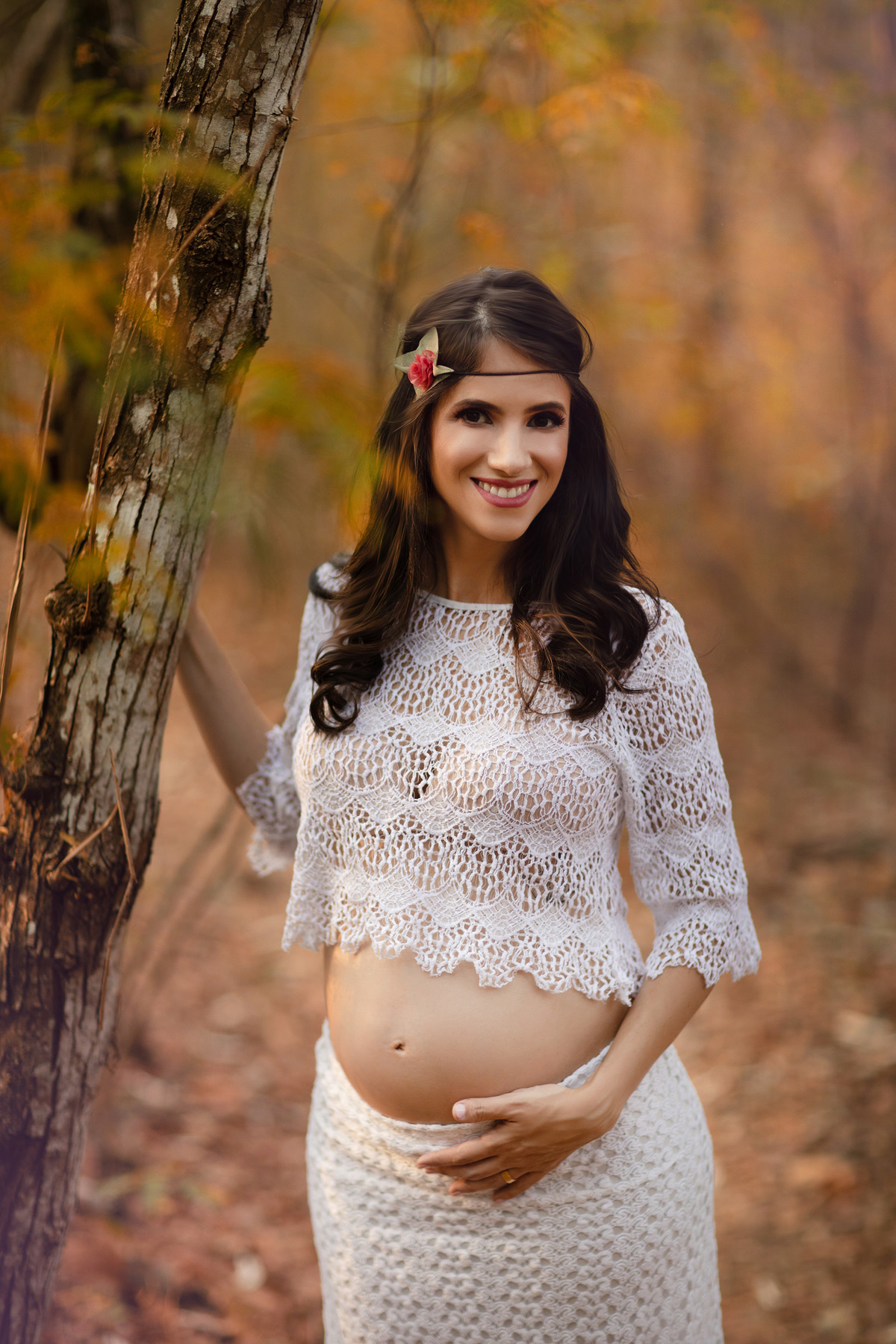 Grávida sorrindo na floresta. Foto feita pelo fotógrafo Rafael Ohana no parque Olhos D´água em Brasília-DF.