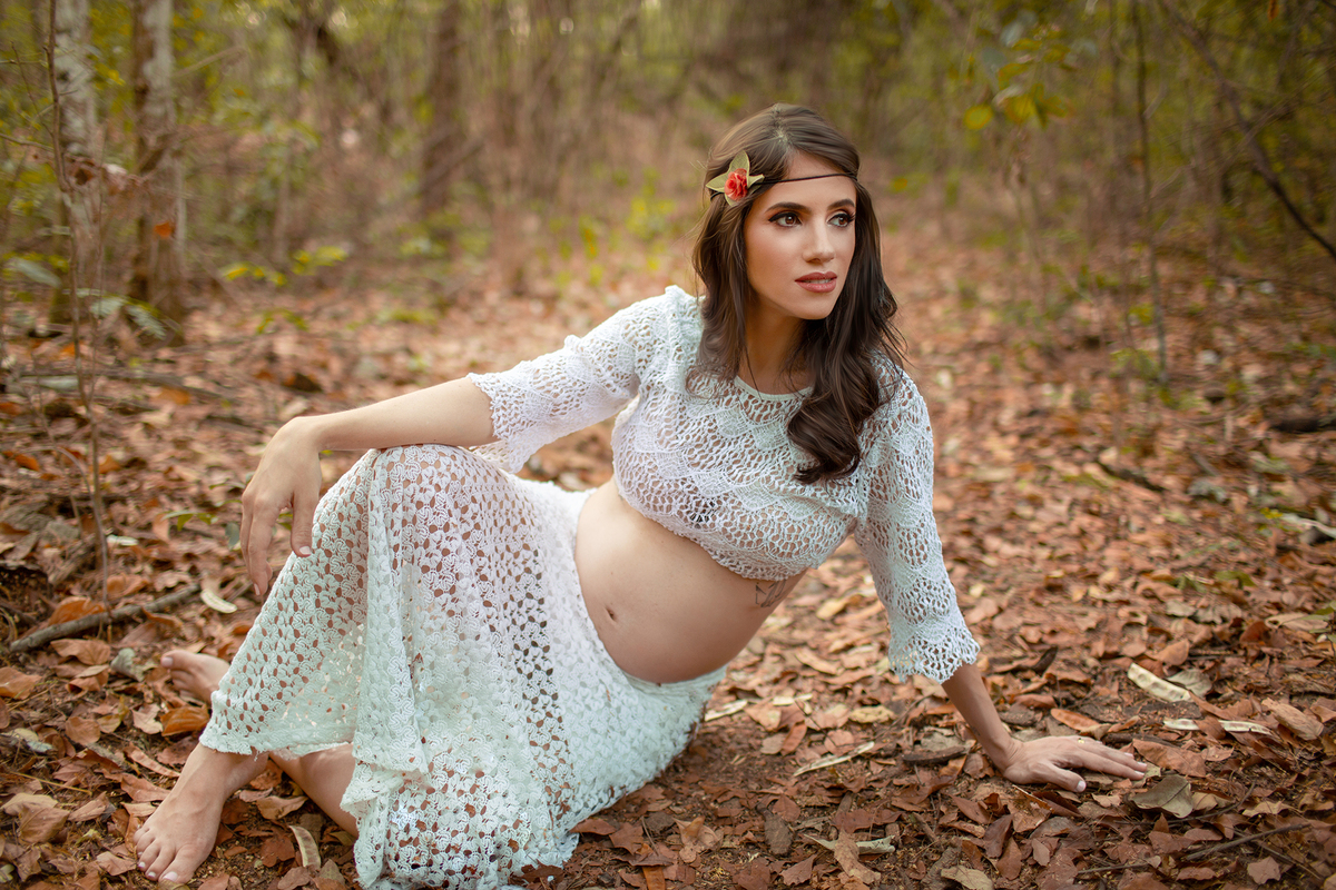 Grávida no estilo boho chic na floresta. Foto feita pelo fotógrafo Rafael Ohana no parque Olhos D´água em Brasília-DF.