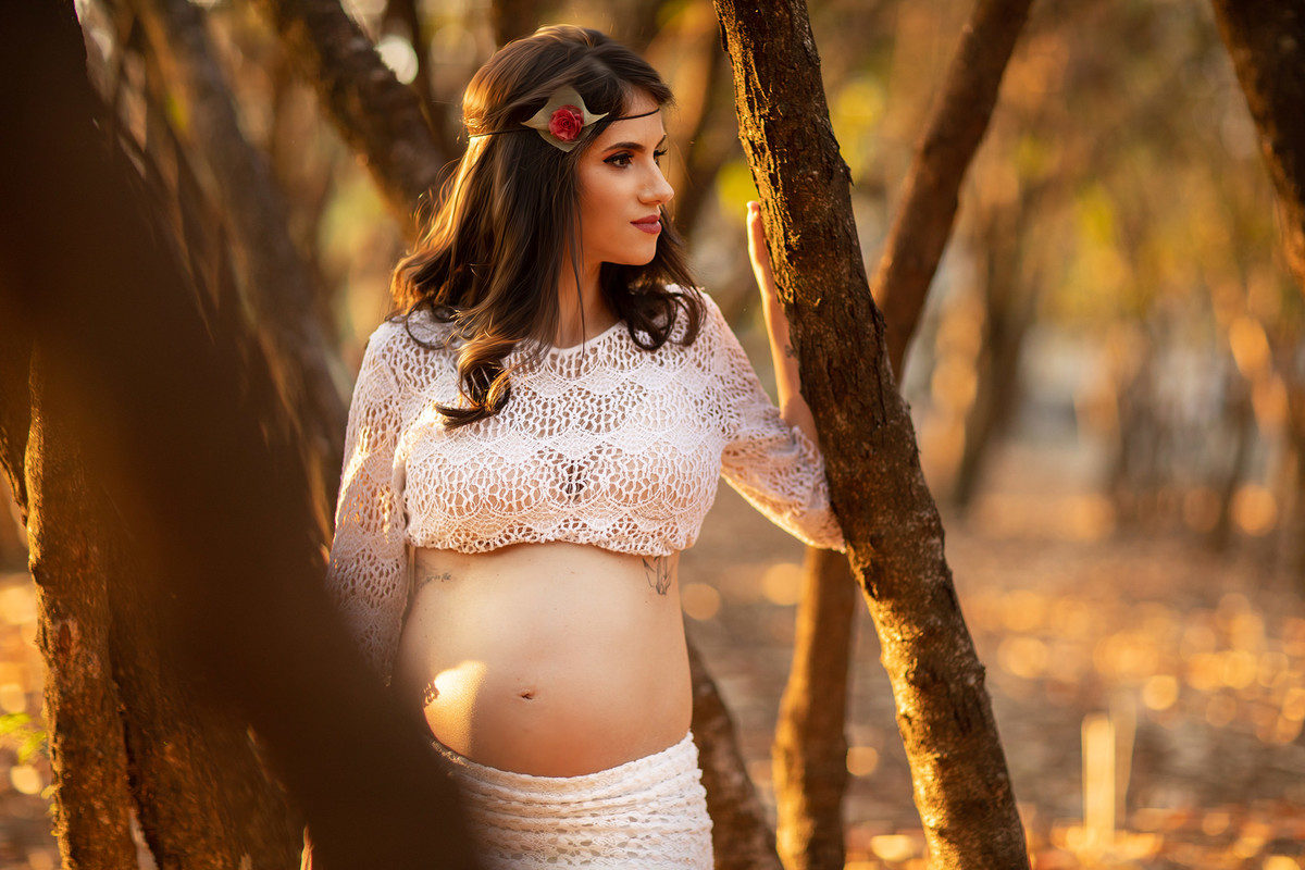 Grávida na floresta no final do dia. Foto feita pelo fotógrafo Rafael Ohana no parque Olhos D´água em Brasília-DF.