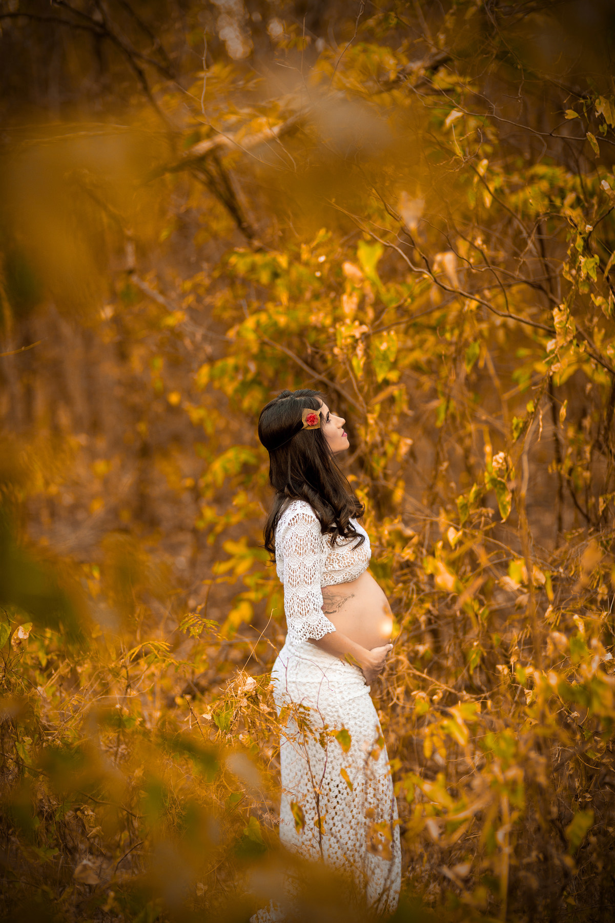 Grávida no meio da mata. Foto feita pelo fotógrafo Rafael Ohana no parque Olhos D´água em Brasília-DF.