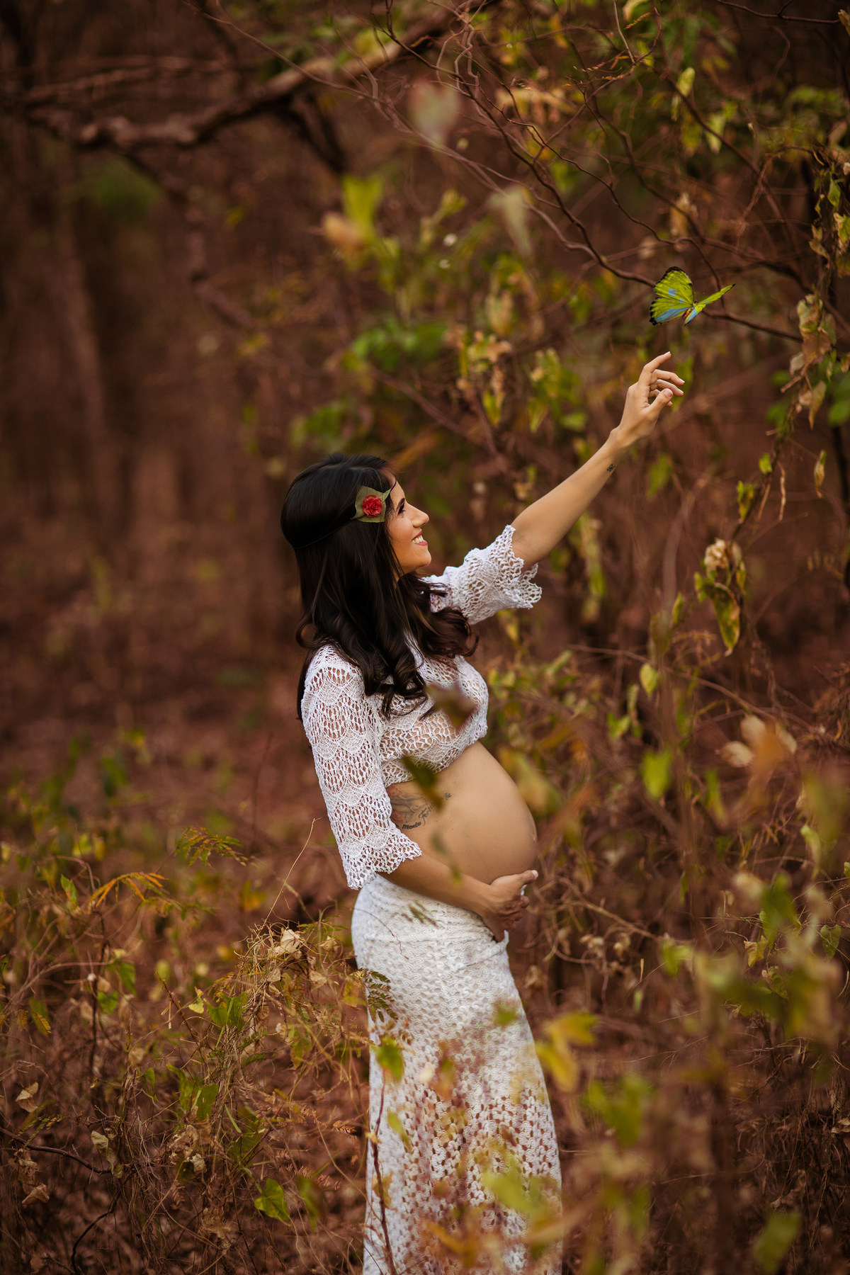 Grávida brincando com borboleta amarela no meio da floresta. Foto feita pelo fotógrafo Rafael Ohana no parque Olhos D´água em Brasília-DF.