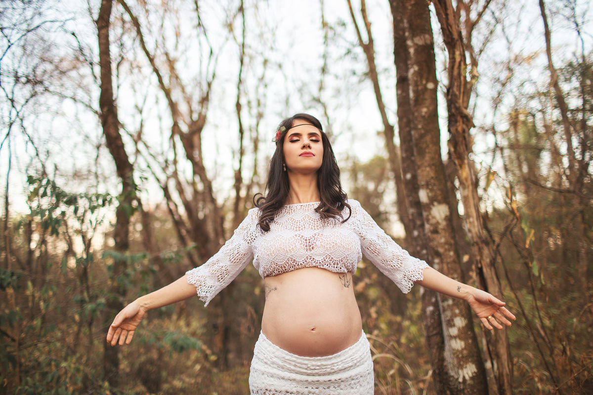 Grávida meditando na floresta. Foto feita pelo fotógrafo Rafael Ohana no parque Olhos D´água em Brasília-DF.