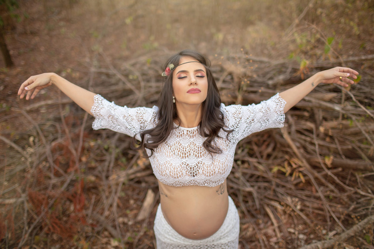 Grávida respirando na floresta. Foto feita pelo fotógrafo Rafael Ohana no parque Olhos D´água em Brasília-DF.