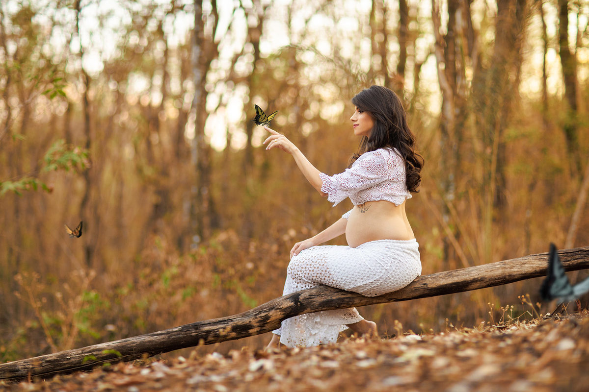 Grávida brincando com borboletas na floresta. Foto feita pelo fotógrafo Rafael Ohana no parque Olhos D´água em Brasília-DF.