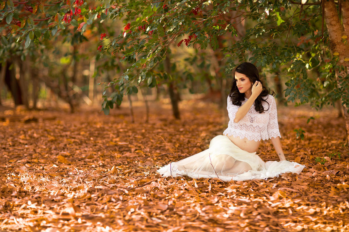 Grávida descansando debaixo de uma árvore. Foto feita pelo fotógrafo Rafael Ohana no parque Olhos D´água em Brasília-DF.
