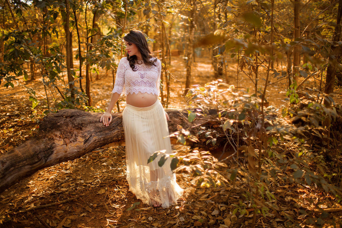 Grávida encostada em árvore. Foto feita pelo fotógrafo Rafael Ohana no parque Olhos D´água em Brasília-DF.