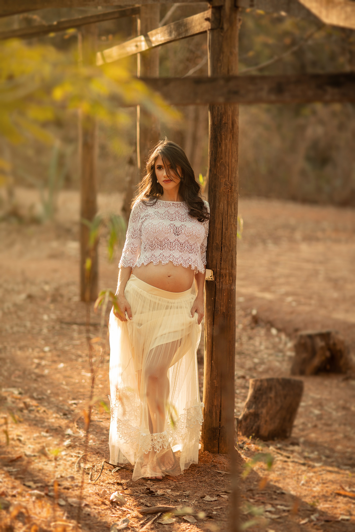 Grávida encostada em pau. Foto feita pelo fotógrafo Rafael Ohana no parque Olhos D´água em Brasília-DF.