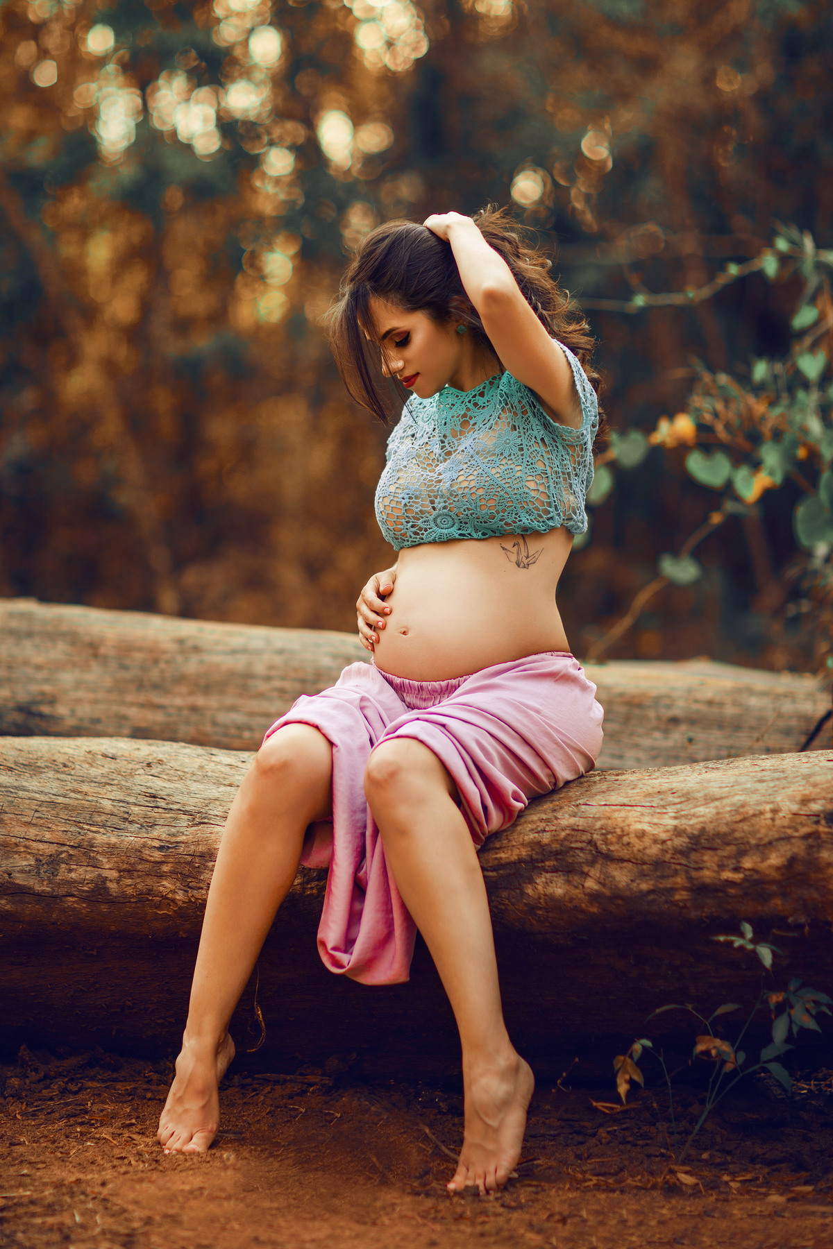 Grávida sensual na floresta. Foto feita pelo fotógrafo Rafael Ohana no parque Olhos D´água em Brasília-DF.
